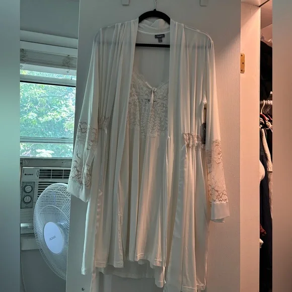 Fleur’t Bridal Robe - Picture 2 of 6